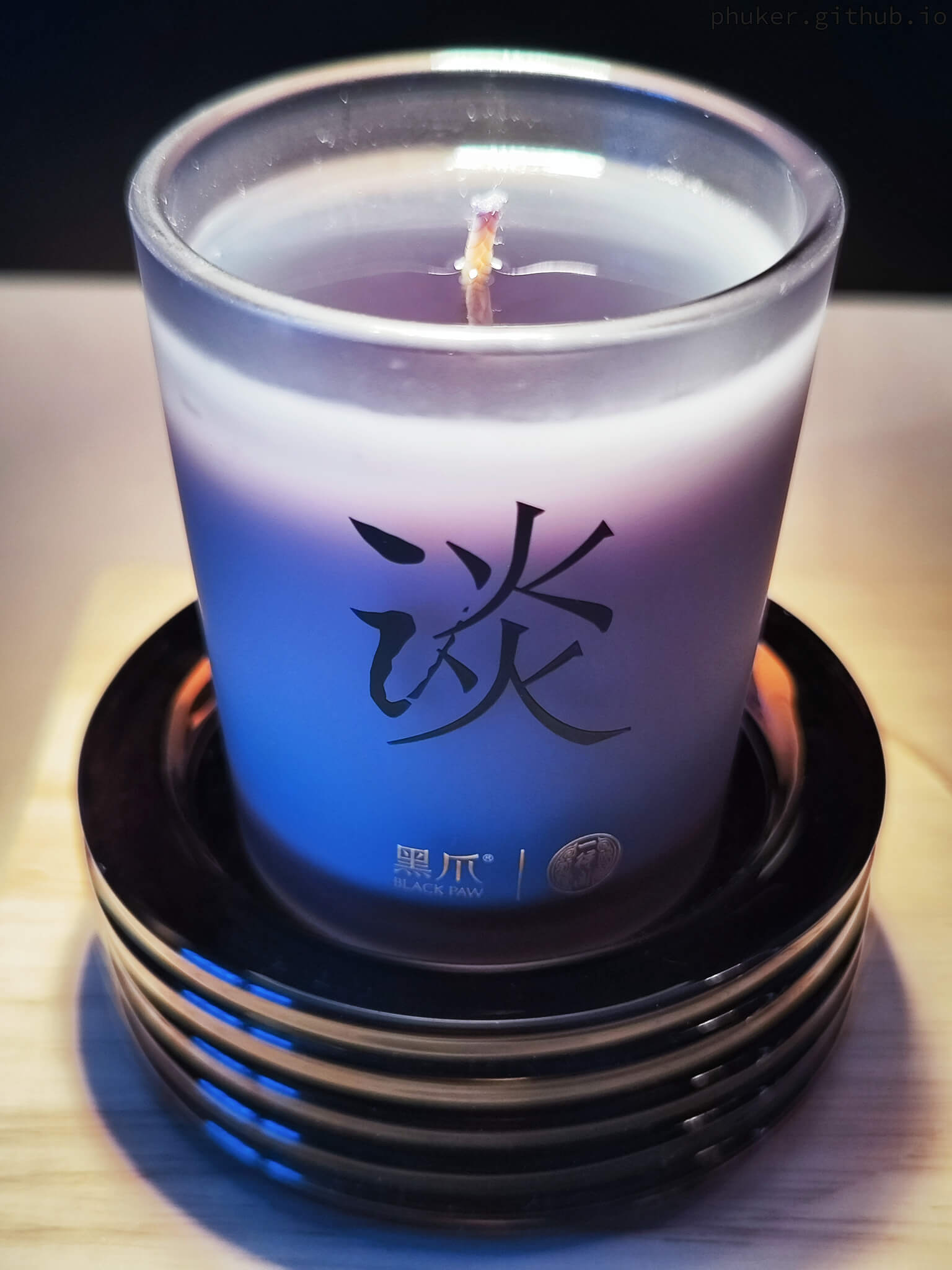 香薰灯下的墨香味香薰蜡烛