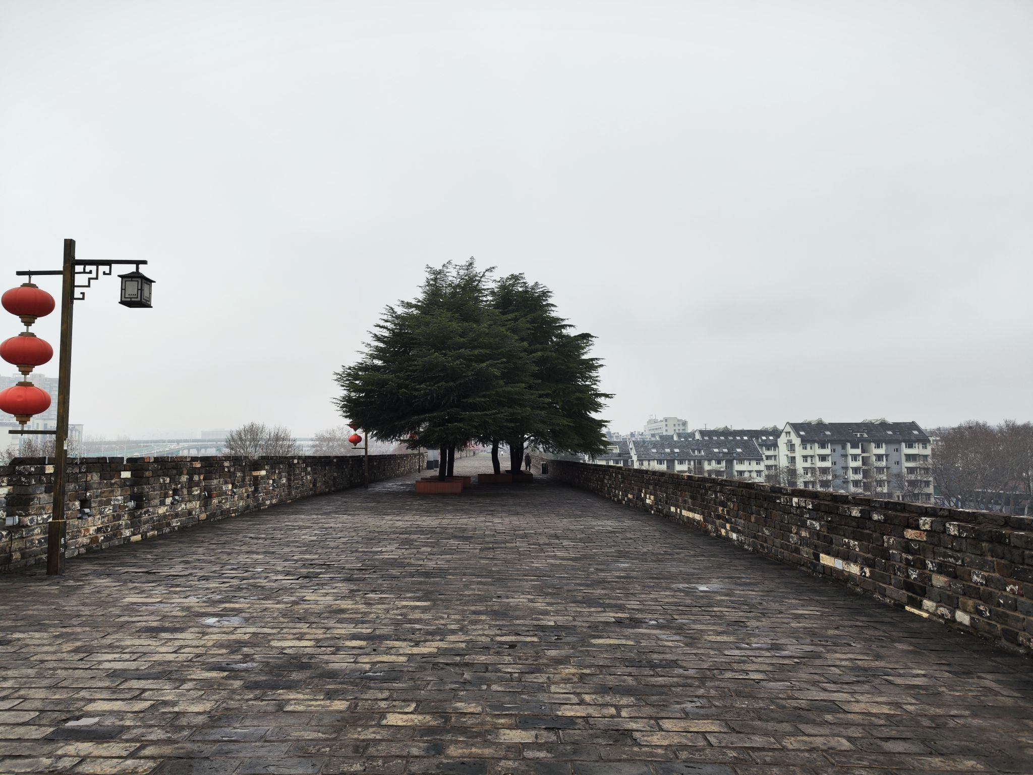 在清冷的小雨中漫步宽阔的古城墙 | 江苏 南京
